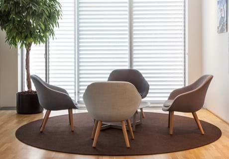 løst tæppe i filt på kontor